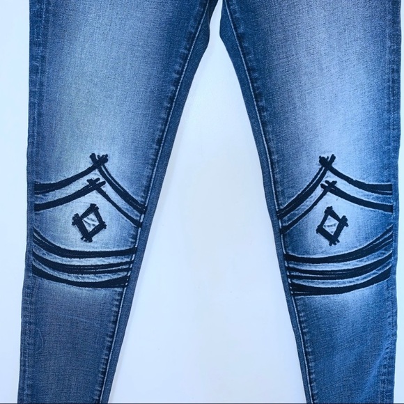 EUC Cult of Individuality Zen Midrise Embroidered Jean - Picture 3 of 9